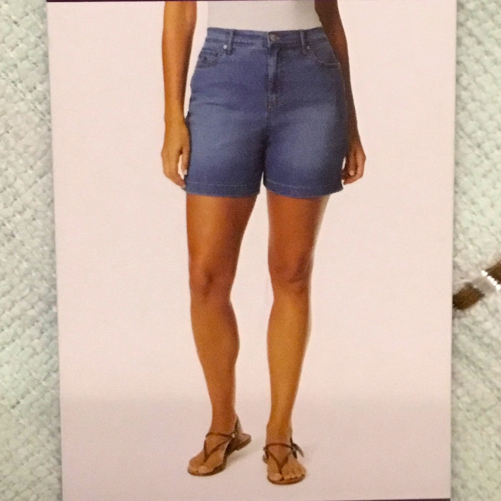 NEW Gloria Vanderbilt All around Slimming Effect Denim Shorts High Rise
